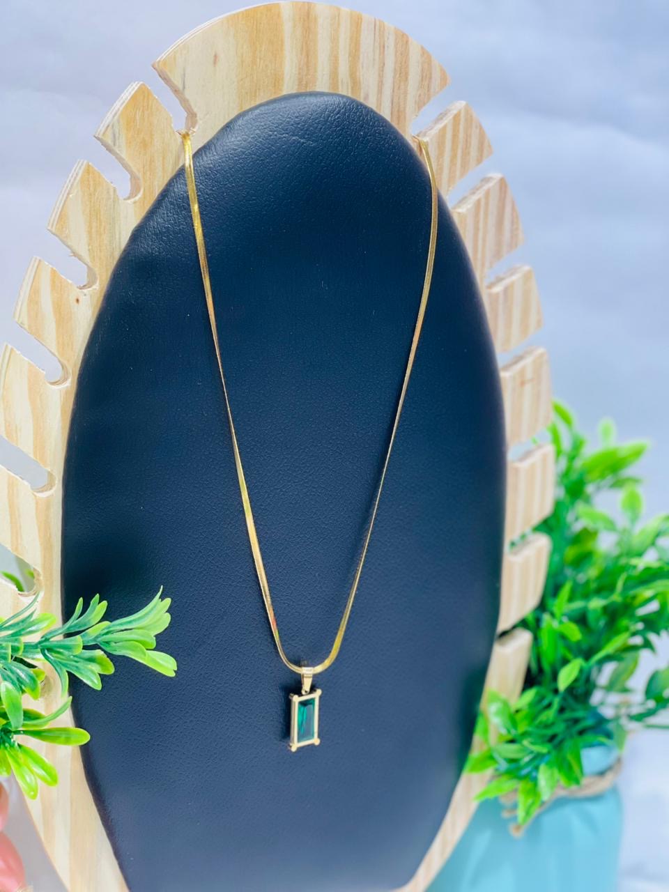 Home Pearl Elegant Anti Tarnish Gold Finish Plated Necklace with Emerald Green Pendant