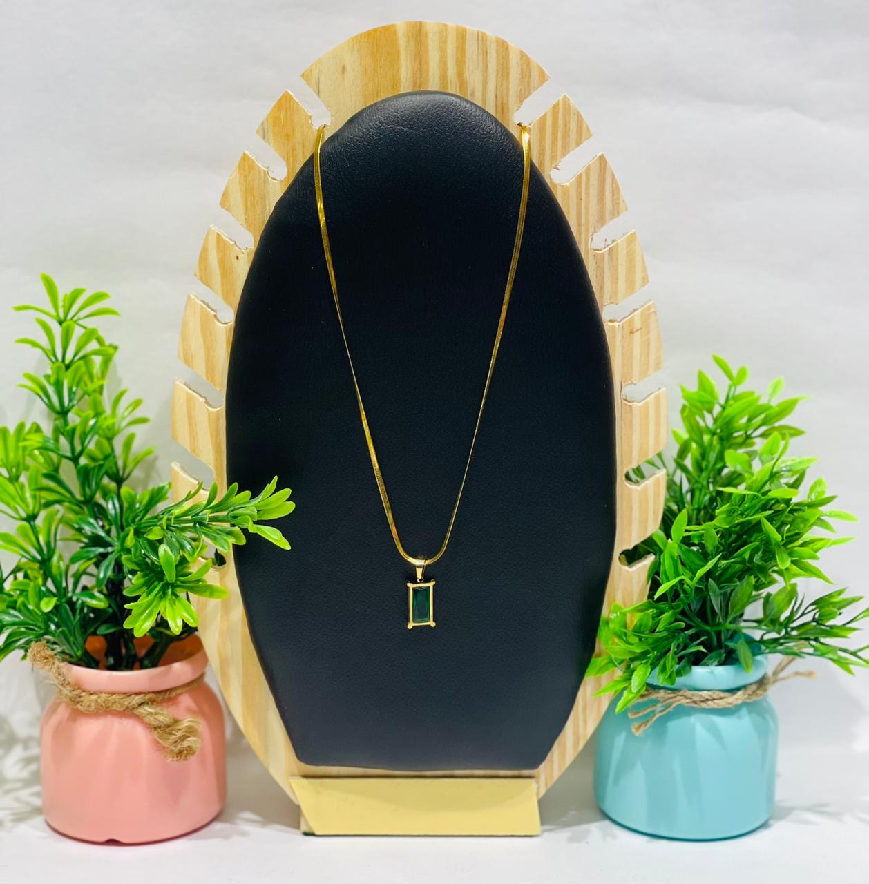 Home Pearl Elegant Anti Tarnish Gold Finish Plated Necklace with Emerald Green Pendant