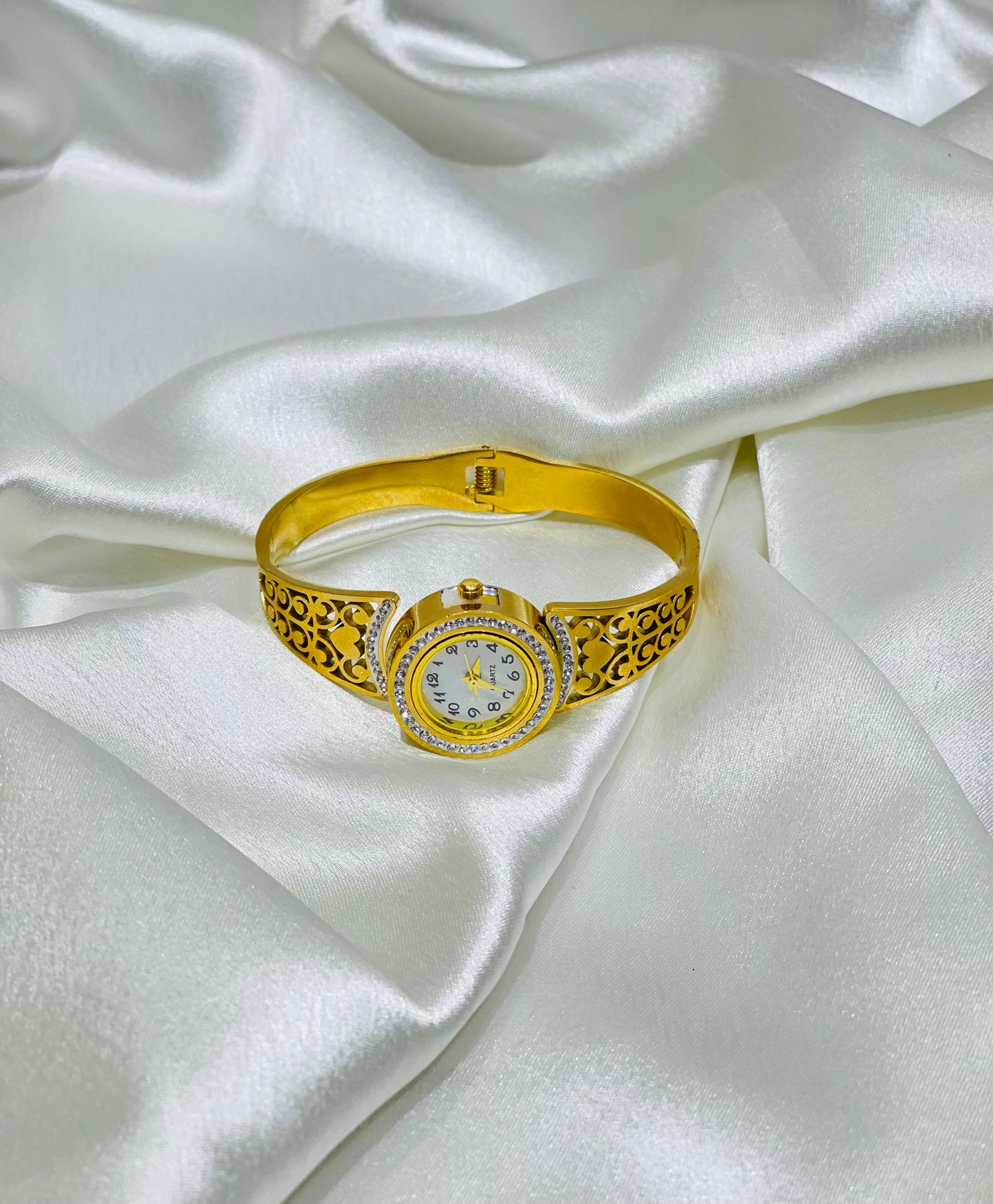 Home Pearl Royal Engraved Gold Bracelet Watch for Women-Anti Tarnish Gold Finish