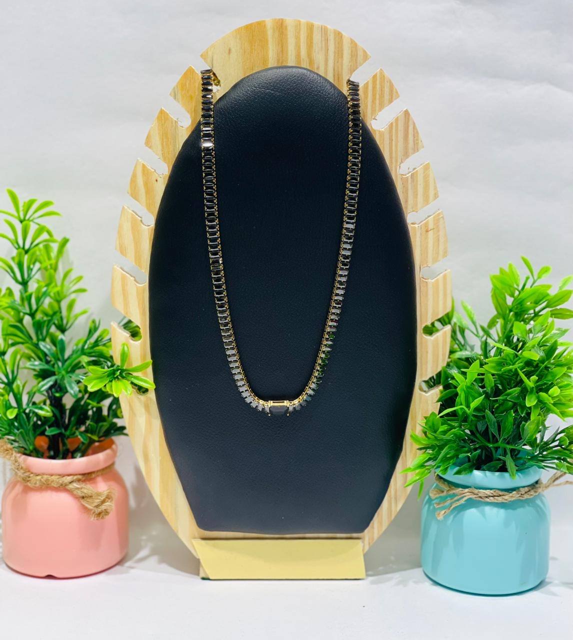 Home Pearl Classic Black Stone Chain-Anti Tarnish Gold Finish