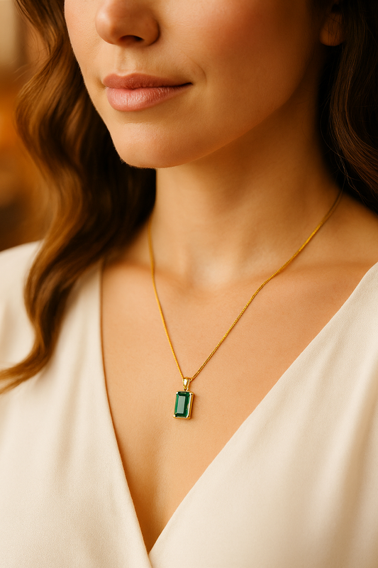 Home Pearl Elegant Anti Tarnish Gold Finish Plated Necklace with Emerald Green Pendant